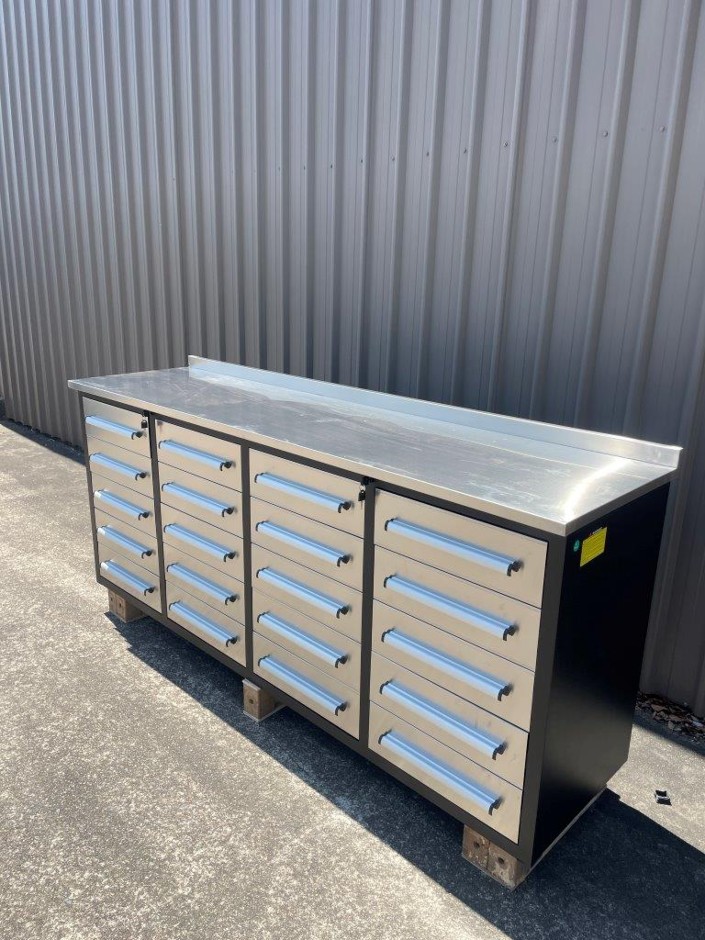 <p>1 x 20 Drawer Workbench </p>