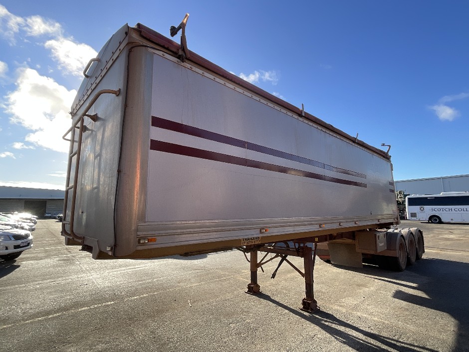 <p>2009 GLT B-Double Tipper Trailer Combo</p>