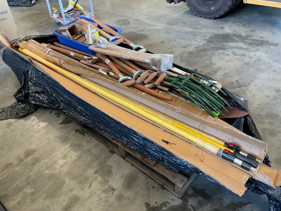 <p>Painting Poles, Holders and Pitchforks</p>