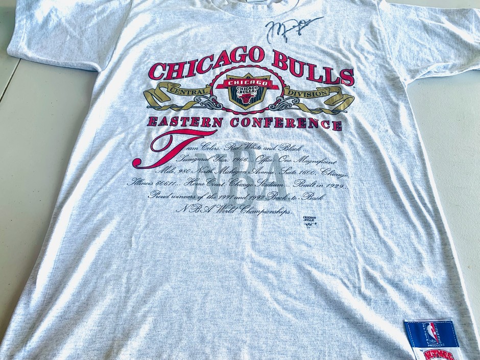Michael Jordan Signed Vintage Chicago Bulls B2B era Nutmeg Mills T-shirt