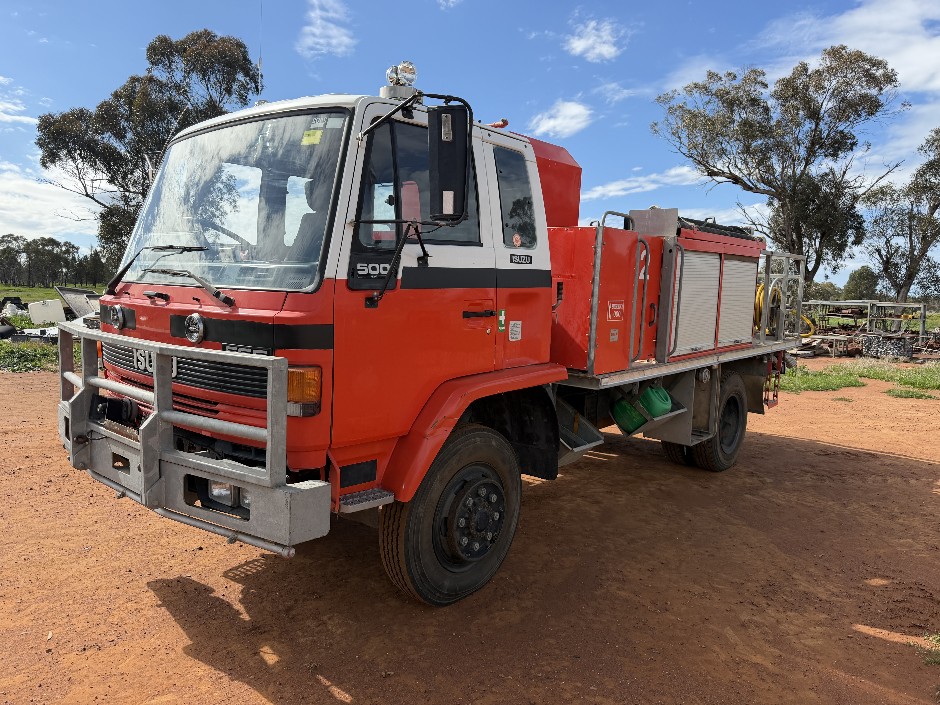 <p>1992 Isuzu FSS 4x4 Fire Truck</p>