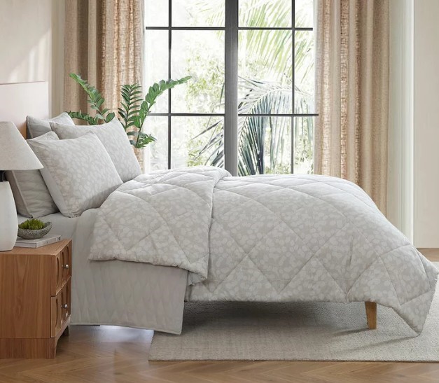Jennifer Adams 6pc Comforter Set Queen, Avery Beige. NB: Damaged packaging.