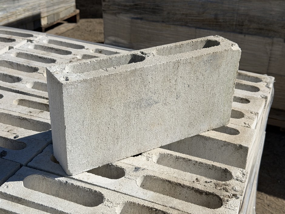 Concrete Building Blocks - Code 10.01 White with Smooth Face 90mm x 390m