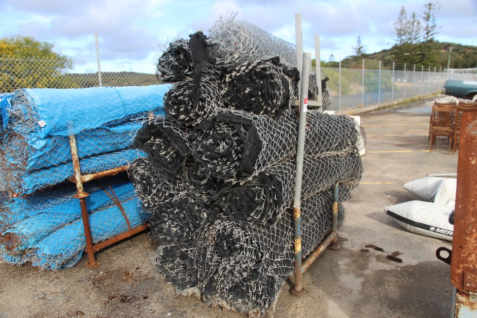 <p>Wire Mesh Fencing Rolls with Poly Black Shade Cloth</p>