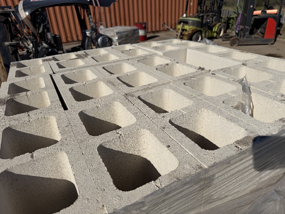 Concrete Building Blocks - Code 20.01 White with Smooth Face 190mm x 390
