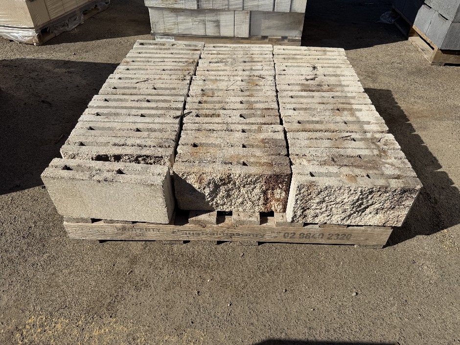 <p>Concrete Building Blocks - Code 10.01 Off White with Rock Face 90mm x 39