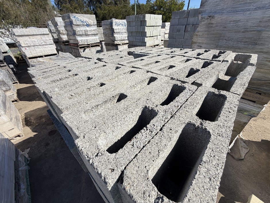 <p>Concrete Building Blocks - Code 12.01 Grey with Smooth Face 110mm x 390m