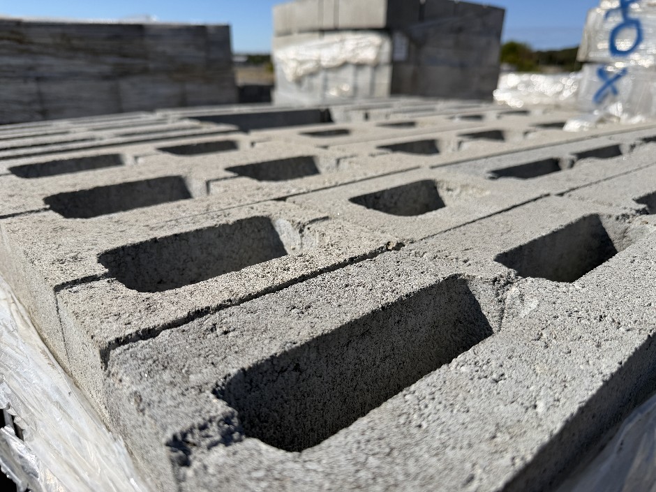 <p>Concrete Building Blocks - Code 15.01 Grey with Smooth Face 140mm x 390m