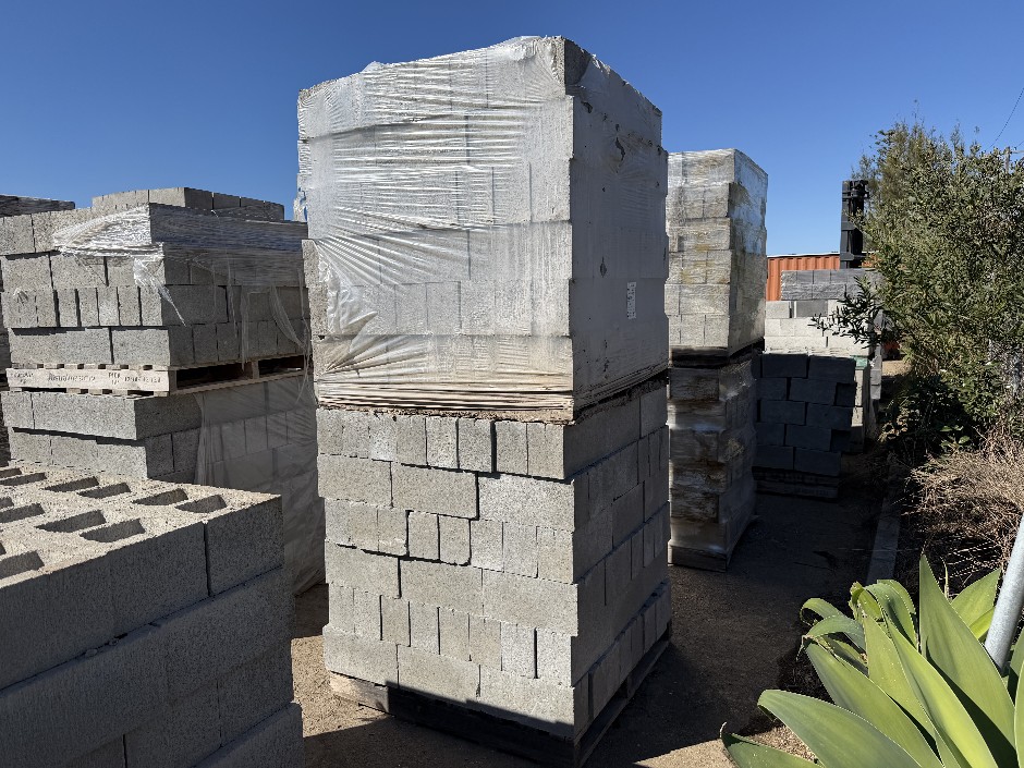 <p>Concrete Building Blocks - Code 15.01 Grey with Smooth Face 140mm x 390m