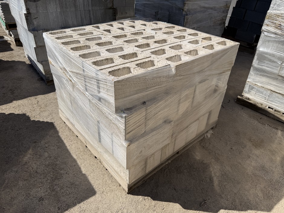 Concrete Building Blocks - Code 15.01 White with Rock Face 140mm x 390mm