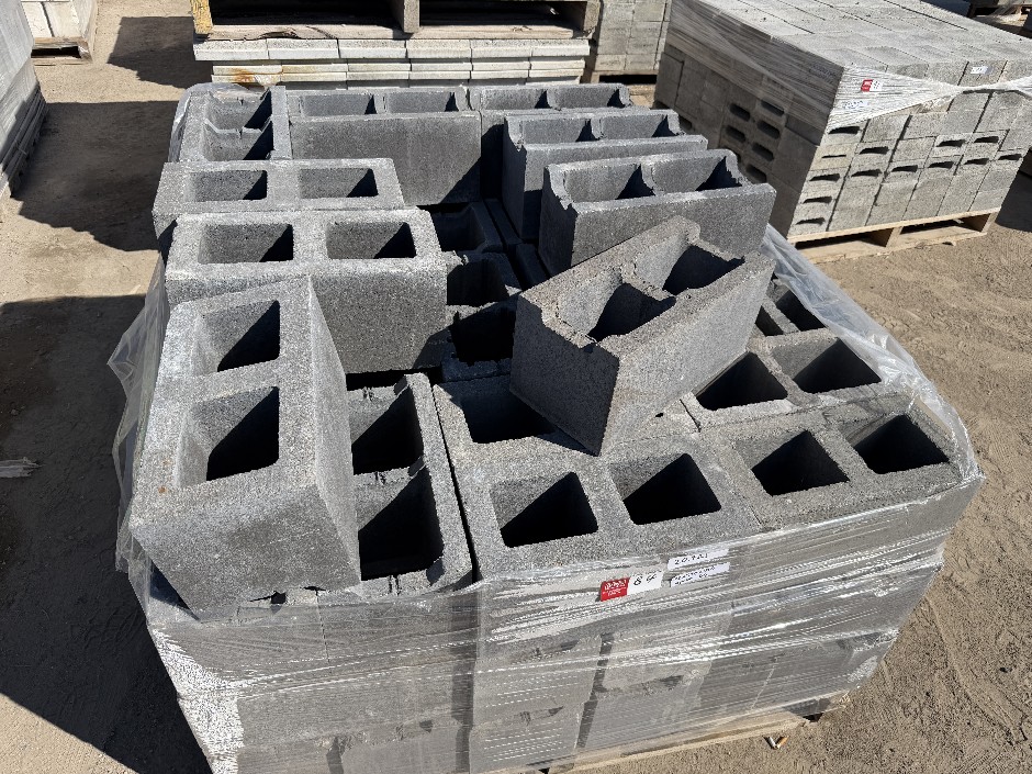 <p>Concrete Building Blocks - Code 20.421 Black with Smooth Face 190mm x 39