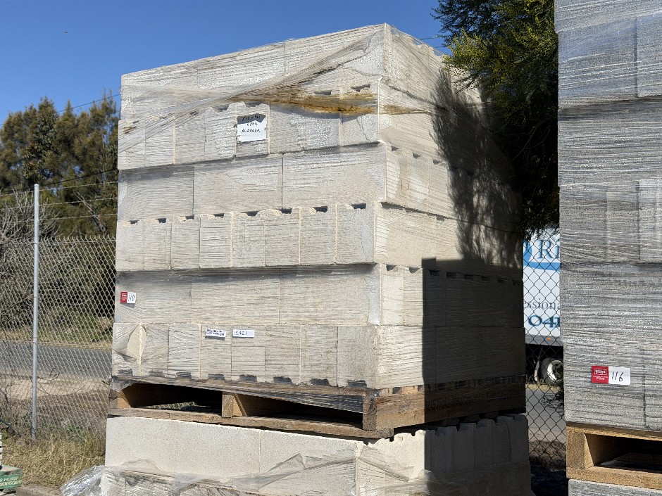 <p>Concrete Building Blocks - Code 15.421 White with Smooth Face 140mm x 39