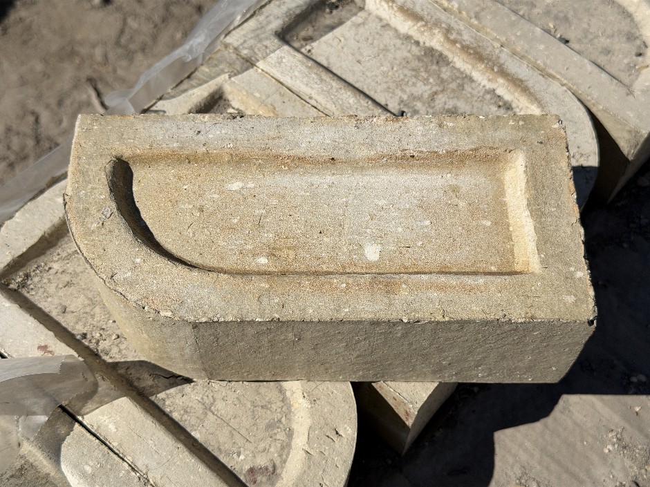 <p>Dry Press Solid Bull Nose Edge House Bricks</p>