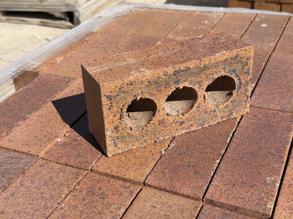 <p>Extruded House Bricks - Orange-Brown 110mm x 235mm x 75mm 144 Bricks, 1 