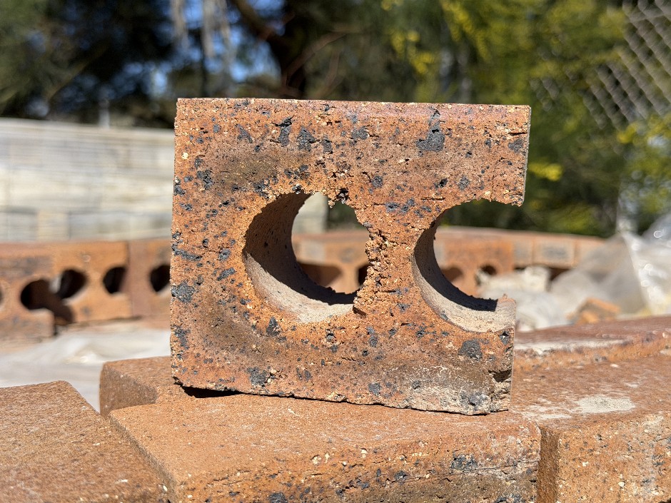 <p>Extruded House Half Bricks - Orange-Brown 110mm x 110mm x 75mm 1300 Bric