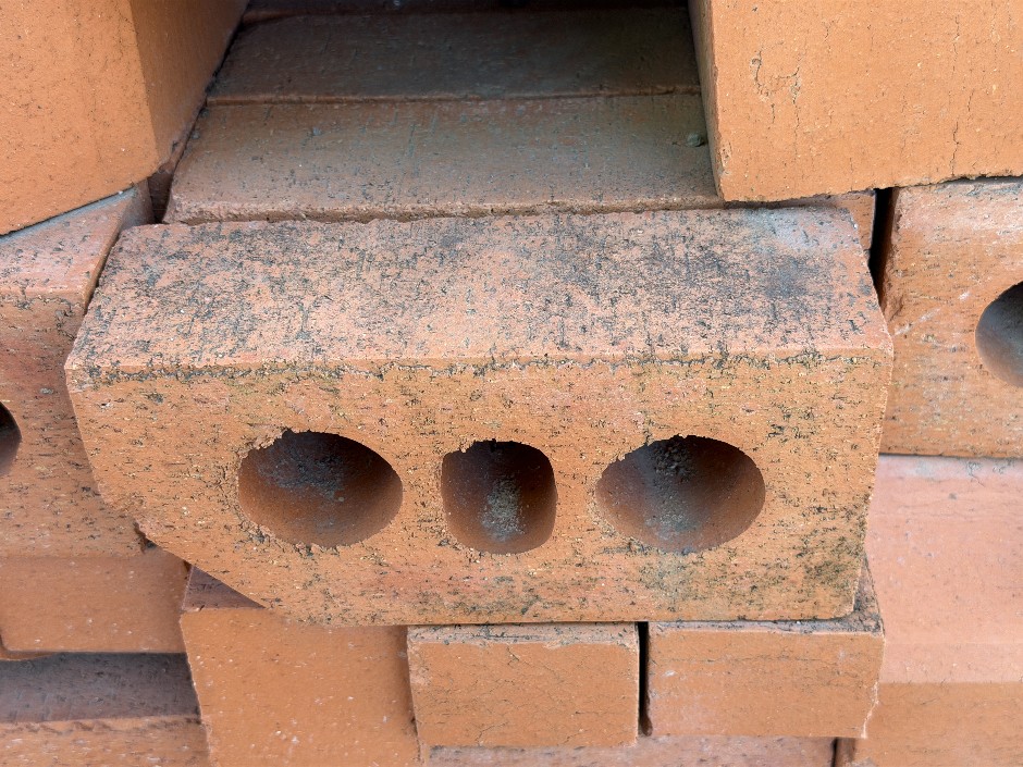 <p>Extruded Sill Header Bricks</p>