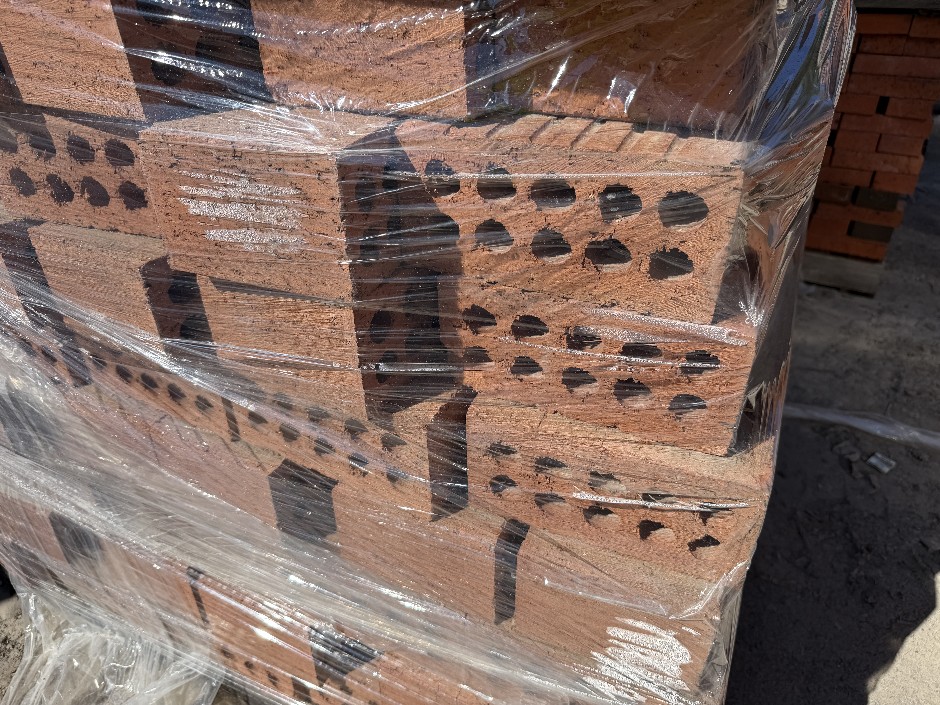 <p>Extruded House Bricks - 110mm x 235mm x 160mm(H) 480 Bricks, 2 Pallets</