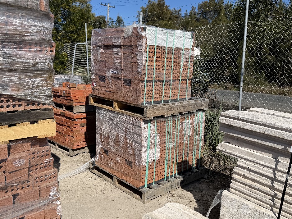 <p>Extruded House Bricks - 110mm x 235mm x 160mm(H) 432 Bricks, 2 Pallets</