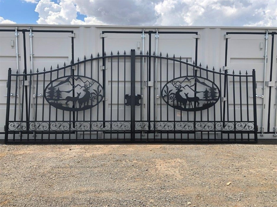 <p>Set of 2 Large Wrought Iron Style Gates with Wildlife Scene(Unused)</p>