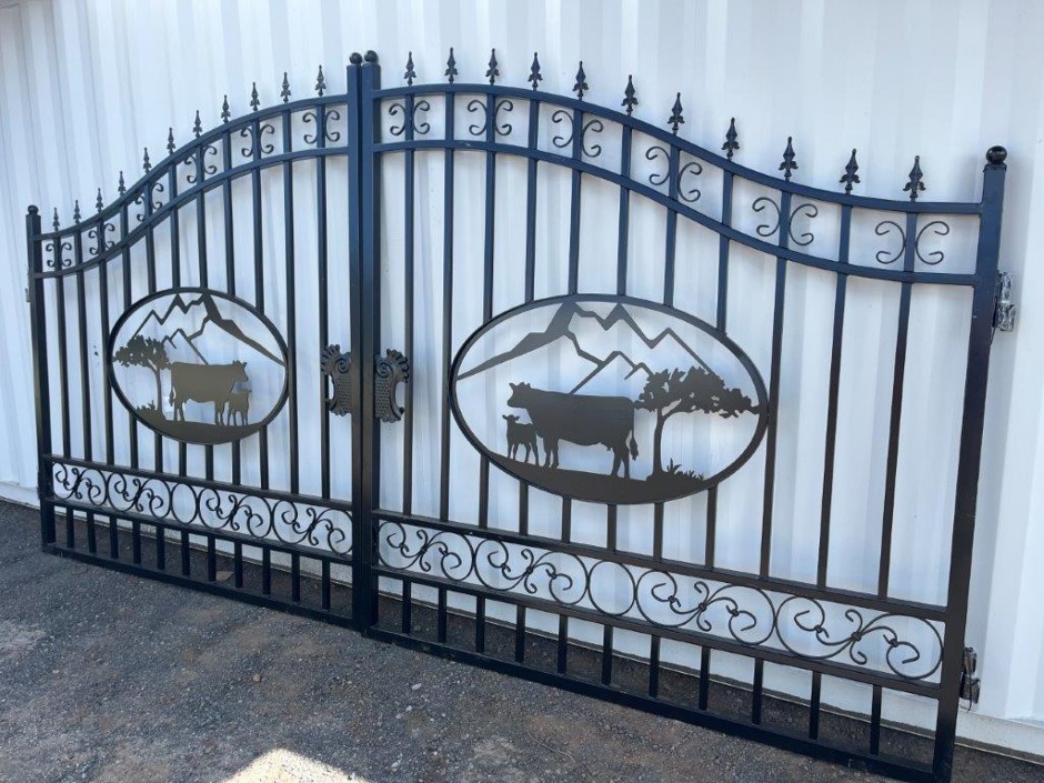 <p>Set of 2 8ft Cow Design Wrought Iron Style Gates (Unused)</p>