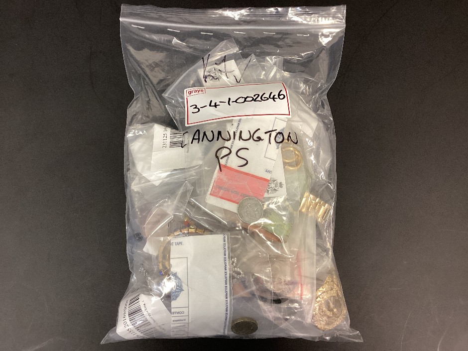 <p>Assorted Jewellery, currency & other items</p>