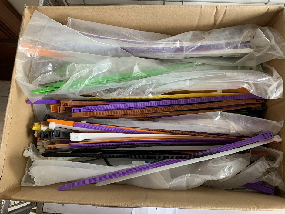 <p>Large Quantity of Cable Ties, 10mm x 400mm (Unused)</p>