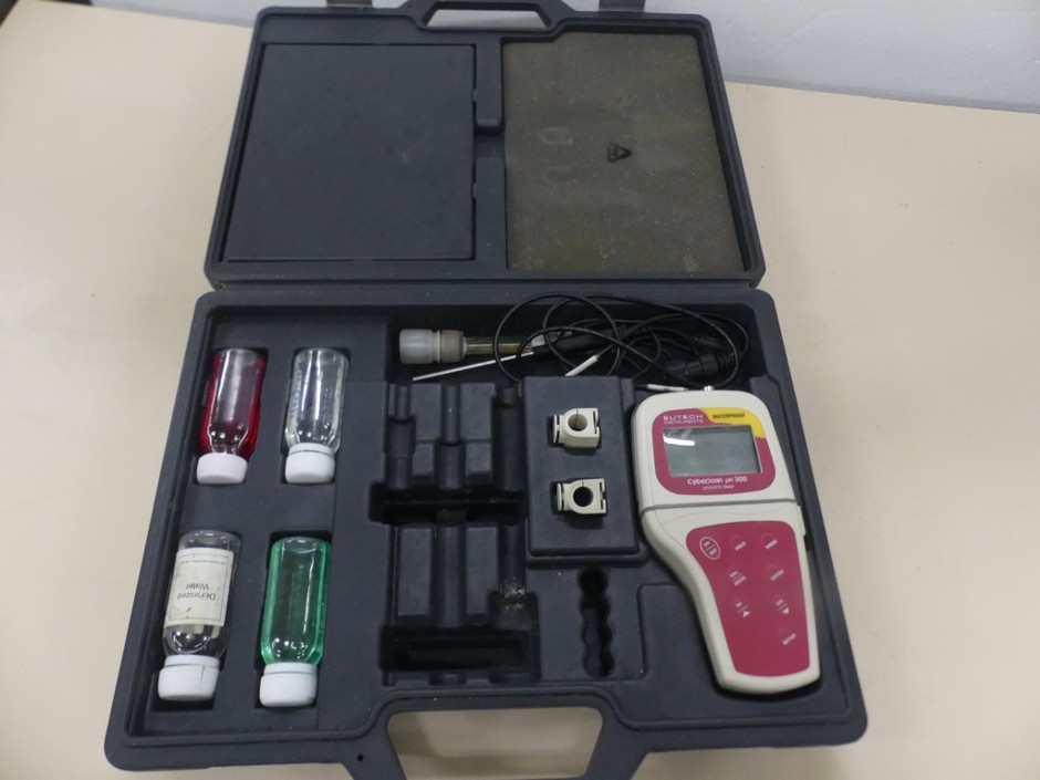 <p>pH / mV meter waterproof portable with auto calibration ATC</p>