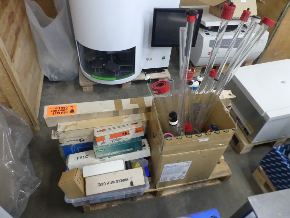 <p>Assorted low pressure chromatography columns with accessories</p>