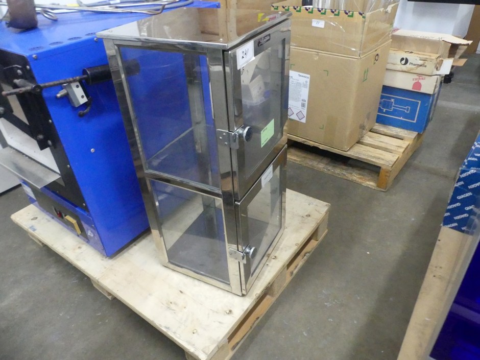 <p>Desiccator Cabinet 30 Litre</p>
