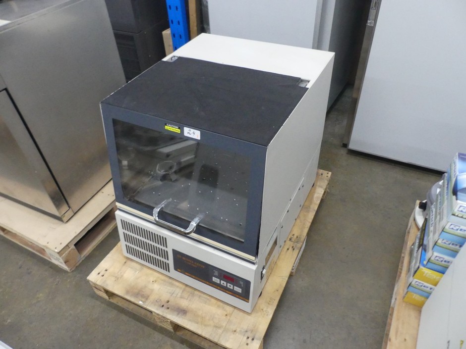 <p>Refrigerated incubator with 450 x 450mm orbital platform</p>
