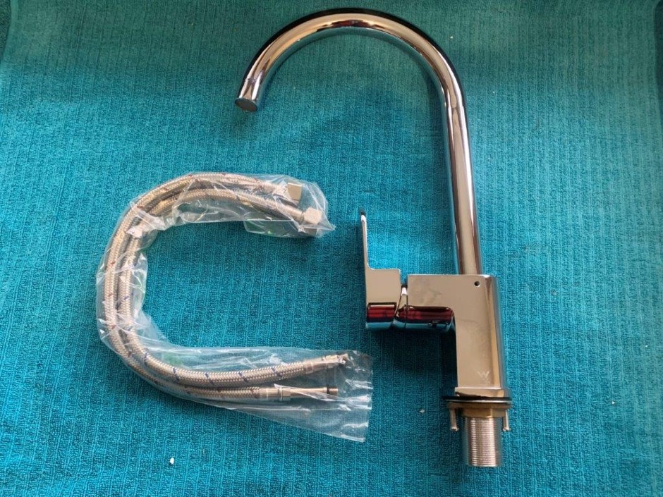 <p>1 x Simply Inspiring Basin Gooseneck Mixing Tap (Unused)</p>