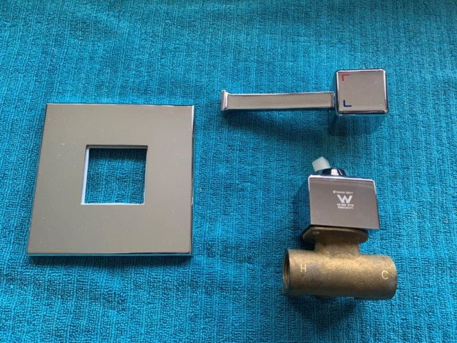 <p>1 x Simply Inspiring Wall Mixer, DRB, Chrome Finish (Unused)</p>
