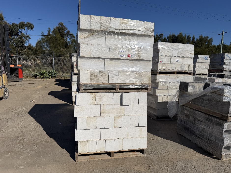<p>Concrete Building Blocks - Code 15.01 White with Smooth Face 140mm x 390
