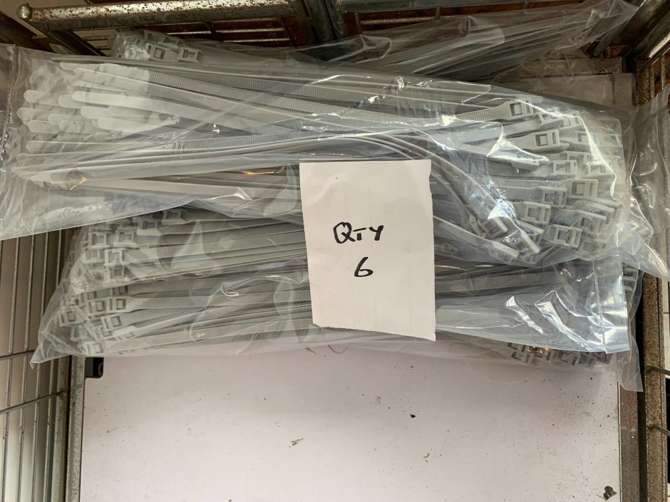 <p>6 x Packets of Nylon Cable Ties, 10mm x 400mm (Unused)</p>