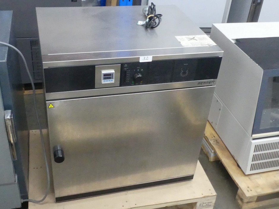 <p>Oven gravity convection 100 litre capacity temperature control to 200C</