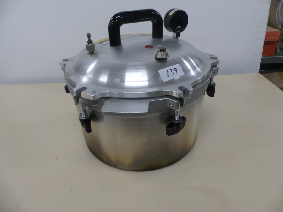 <p>Pressure Steam Steriliser 14 Litre Capacity</p>