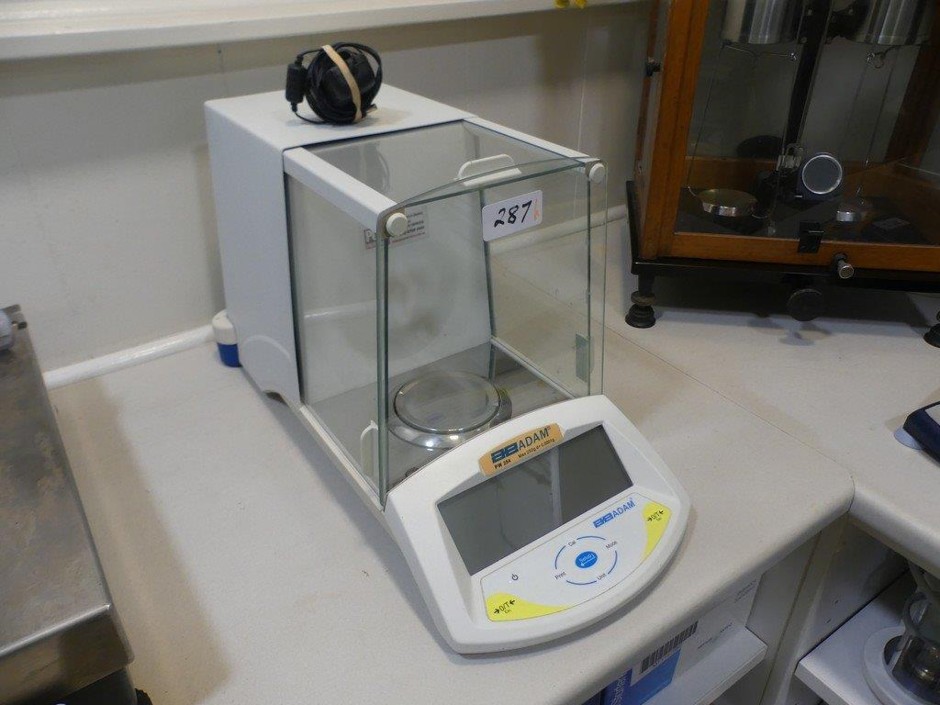 <p>Analytical Balance 250g x 0.1mg Internal Calibration</p>