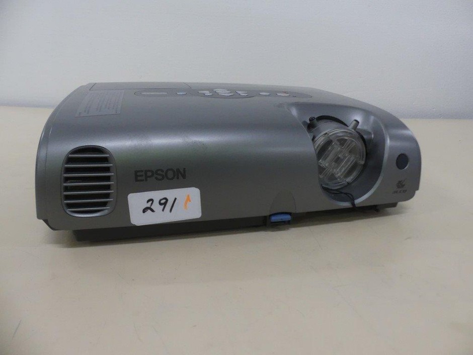 Projector XGA LCD with 1024 x 768 Resolution