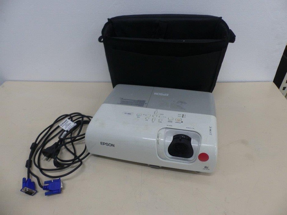 Projector XGA LCD with 1024 x 768 Resolution