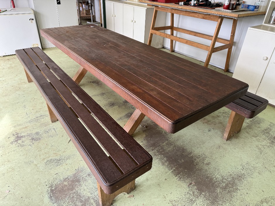 <p>Outdoor Table Setting</p>