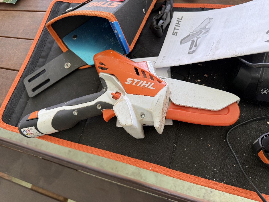 <p>Cordless Chainsaw Garden Pruners</p>