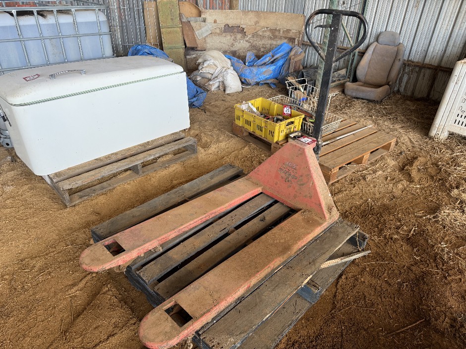 <p>Pallet Truck</p>