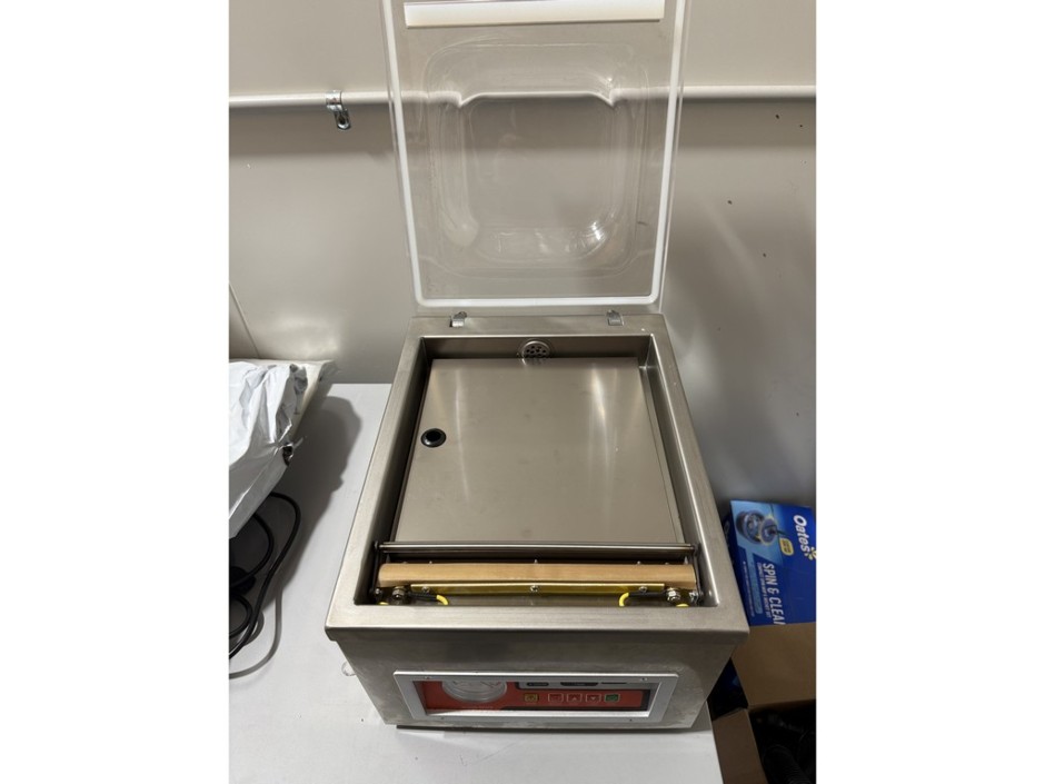 <p>Vacuum-Sealing Machine</p>