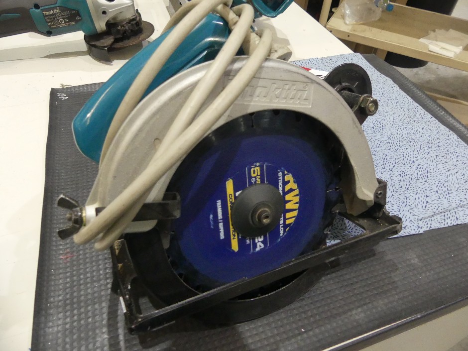 <p>Makita 5806B Circular Saw</p>