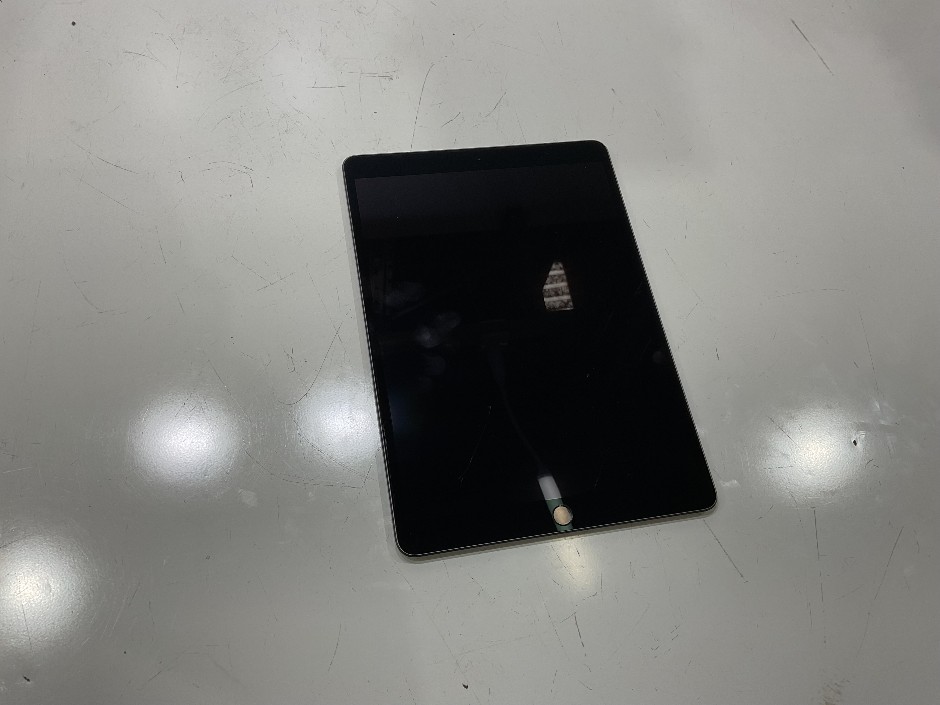 <p>APPLE IPAD AIR 3RD GEN A2123</p>