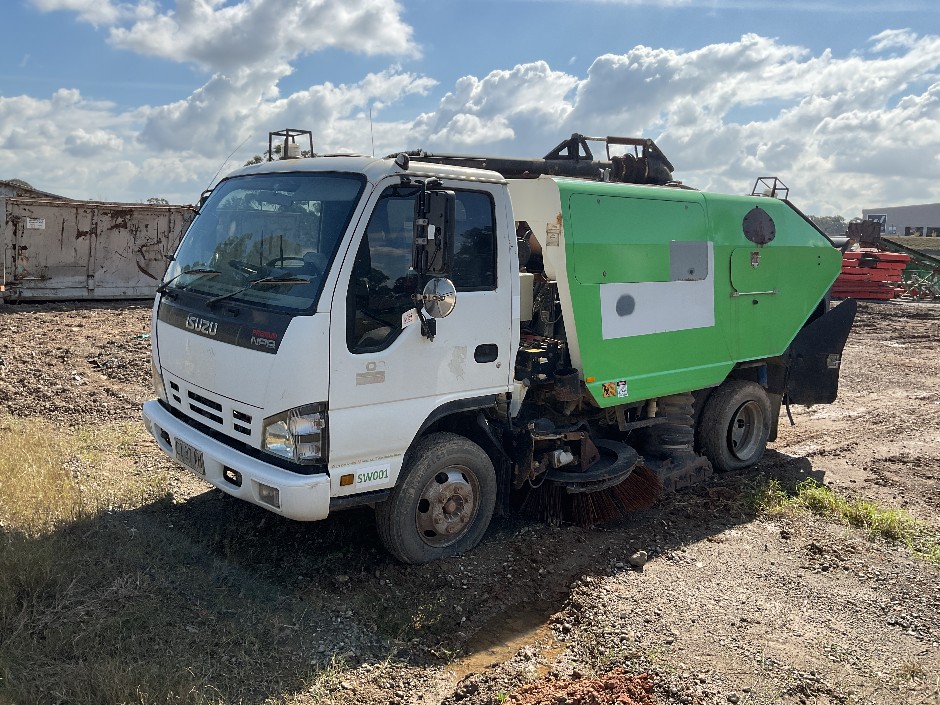 2007 ISUZU NPR Sweeper Truck