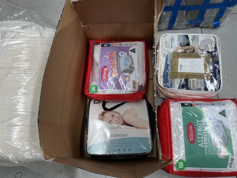5 x Assorted Bedding/Doonas; Incl. Quilt, Blankets & More. NB: Photo as is.
