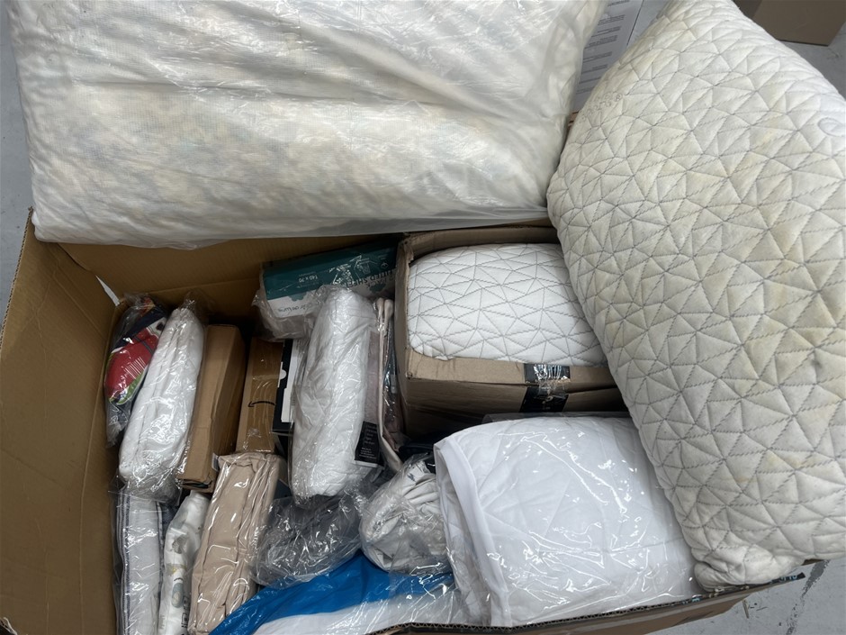 20 x Assorted Bedding Products; Incl. Pillows, Sheets, Quilts & More. NB: P