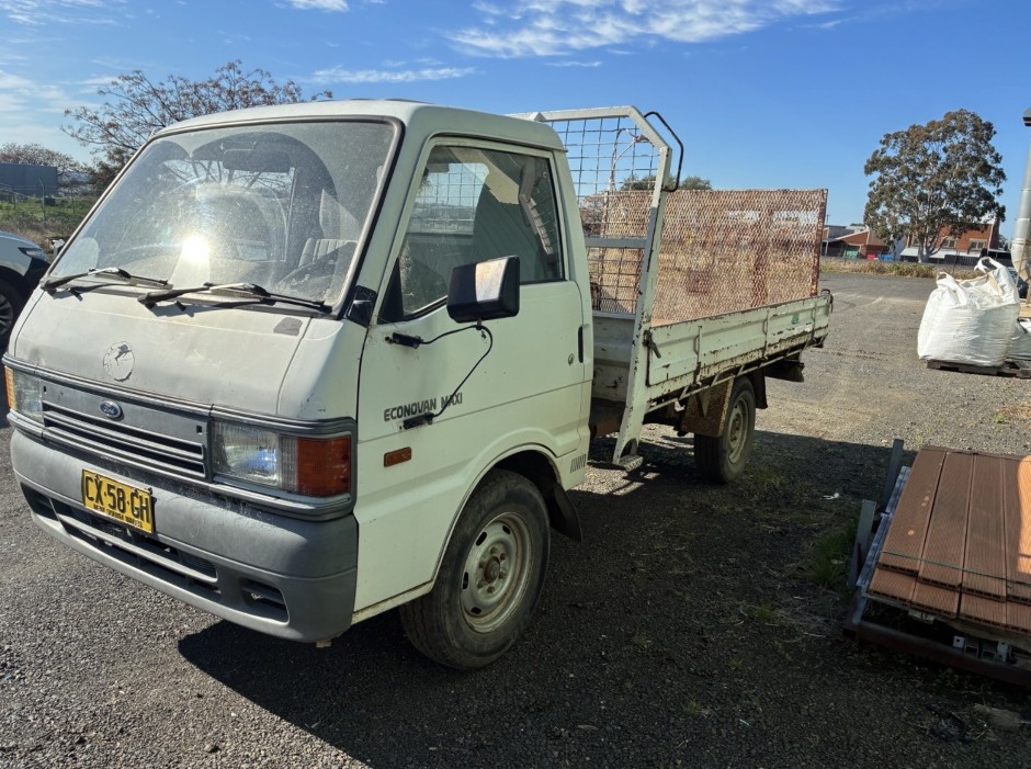 <p>1999 Ford Econovan 4x2 Tray Truck</p>