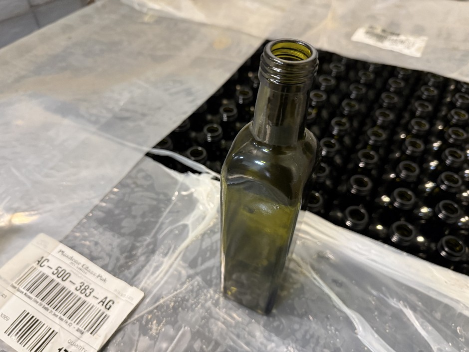 <p>Olive Oil Bottles (Unused)</p>